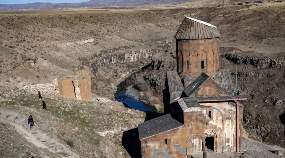 Kars yakınlarındaki Ani harabelerindeki Tigran Honents Kilisesi, 28 Şubat 2024... Türkiye ve Ermenistan, iki ülke arasındaki sınırda bulunan Ani köprüsünün ortaklaşa restore edilmesi konusunda bir anlaşma imzaladı (AFP)