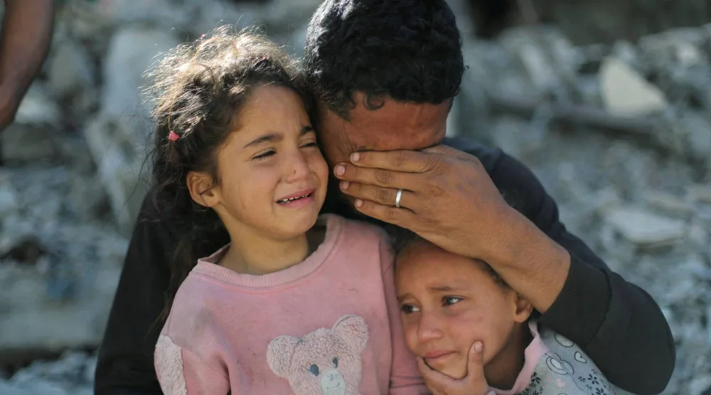 فلسطينيون في مدينة غزة يوم الاثنين خلال جنازة مواطنهم موسى الأبيض الذي قتل بنيران إسرائيلية يوم الأحد (رويترز)