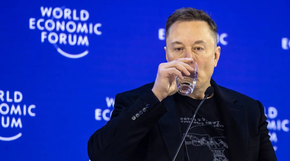 إيلون ماسك خلال جلسة حوار في المنتدى الاقتصادي العالمي بدافوس يناير 2026 (د.ب.أ)