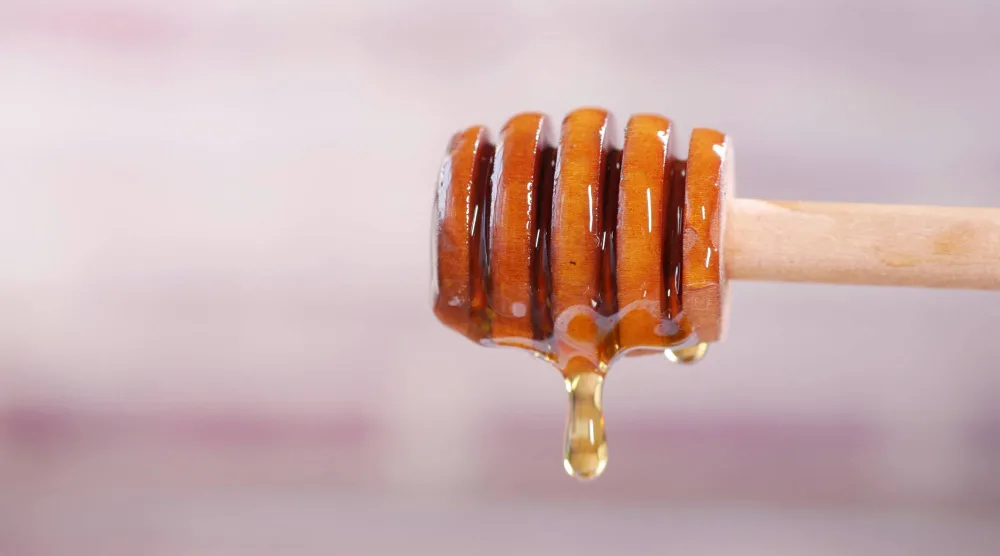 العسل يحتوي بطبيعته على إنزيمات تُسهّل تكسير الكربوهيدرات (بيكسلز)