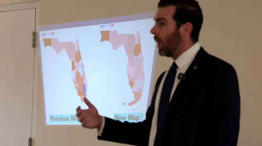 المرشح الديمقراطي في فلوريدا أوليفر لاركين يناقش خريطة إعادة تقسيم الدوائر الانتخابية للكونغرس التي وافق عليها الجمهوريون بالولاية (أ.ف.ب)
