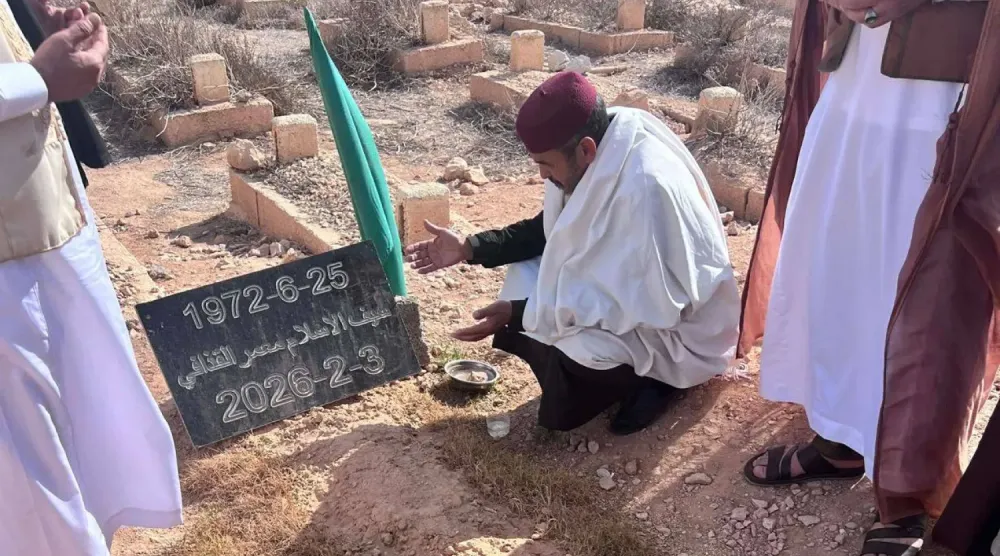العجمي العتيري الآمر السابق لكتيبة «أبو بكر الصديق» أمام قبر سيف الإسلام القذافي (صفحة العتيري على موقع فيسبوك)