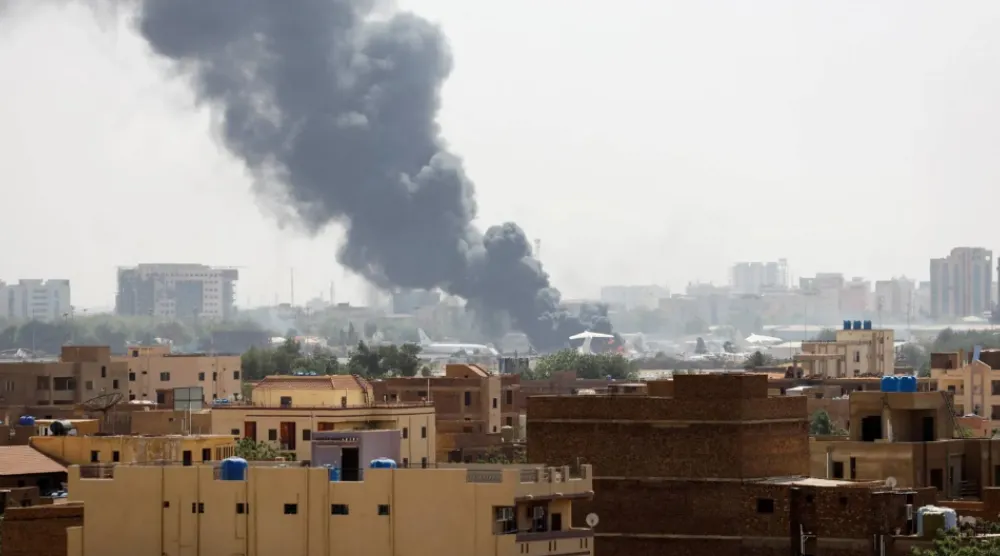 الدخان يتصاعد من داخل مطار الخرطوم خلال اشتباكات سابقة بين «قوات الدعم السريع» والجيش السوداني (رويترز)
