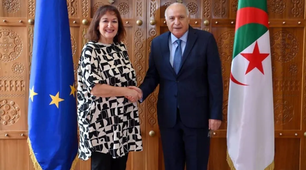 وزير خارجية الجزائر مع المفوضة الأوروبية لشؤون المتوسط دوبرافكا شويسا (وزارة الخارجية الجزائرية)