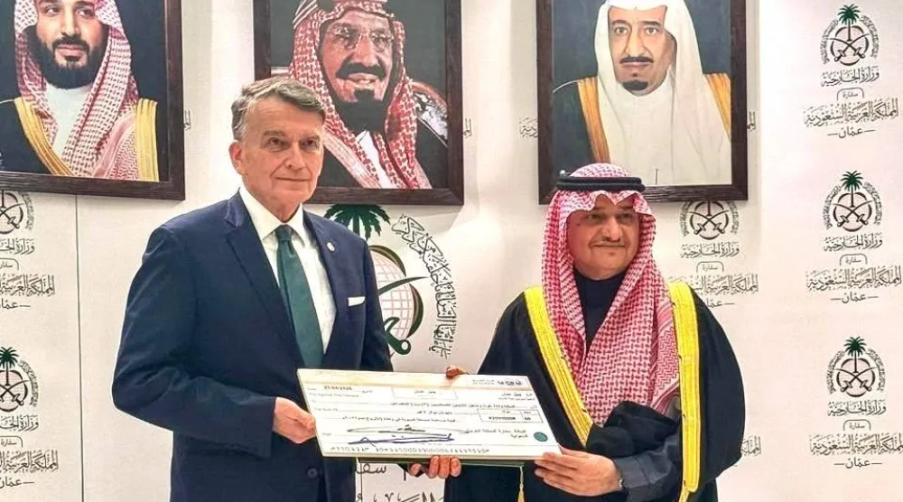 الأمير منصور بن خالد بن فرحان يسلم كريستيان ساوندرز مساهمة السعودية السنوية لدعم ميزانية وبرامج «الأونروا» (سفارة السعودية لدى الأردن)