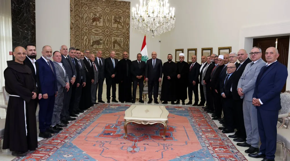 الرئيس عون مستقبلاً وفد بلديات «مرجعيون والقليعة وبرج الملوك وإبل السقي ودير ميماس وكوكبا في الجنوب» وضم رؤساء البلديات والمخاتير وعدداً من الكهنة والمشايخ (الرئاسة اللبنانية)