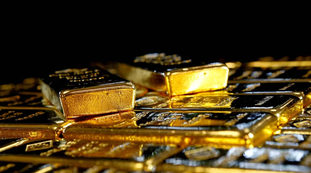 زاد الذهب في المعاملات الفورية 1 % إلى 4566.79 دولار للأوقية (رويترز)