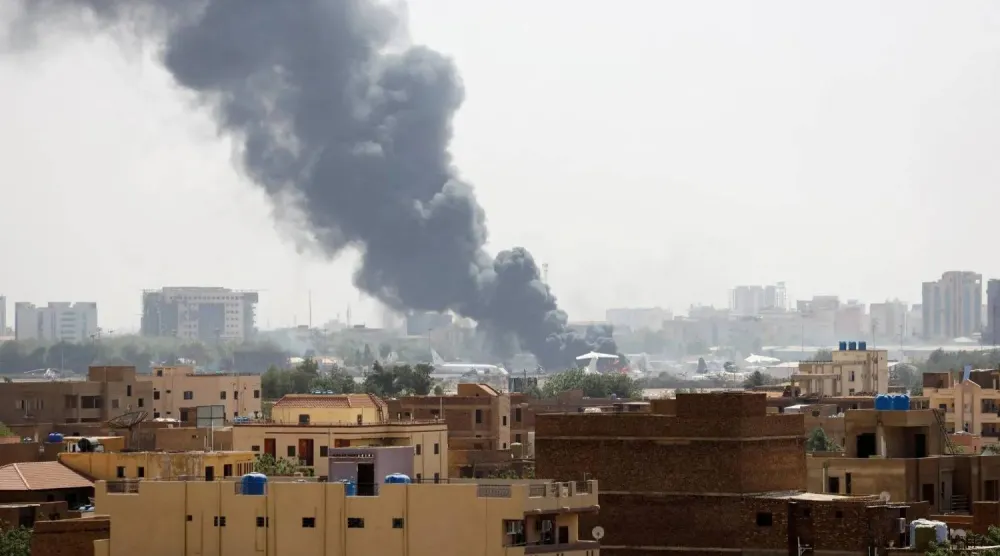 أعمدة الدخان تتصاعد من داخل مطار الخرطوم على أثر اشتباكات سابقة بين الجيش السوداني و«الدعم السريع» (رويترز)