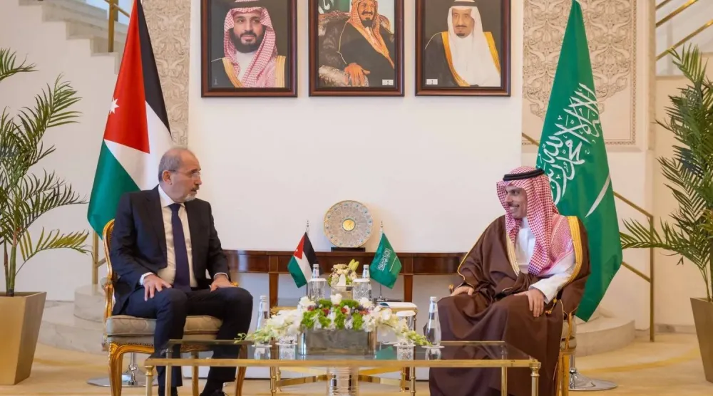 الأمير فيصل بن فرحان وأيمن الصفدي خلال لقاء ثنائي جمعهما في الرياض أبريل الماضي (واس)