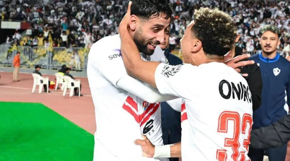 الفلسطيني عدي الدبّاغ «يسار» يتلقى تهنئة صانع الهدف البرازيلي خوان بيزيرا (نادي الزمالك)
