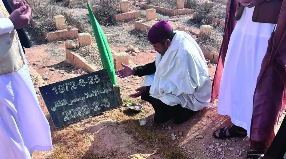 العجمي العتيري الآمر السابق لكتيبة «أبو بكر الصديق» أمام قبر سيف الإسلام القذافي (صفحة العتيري على موقع فيسبوك)