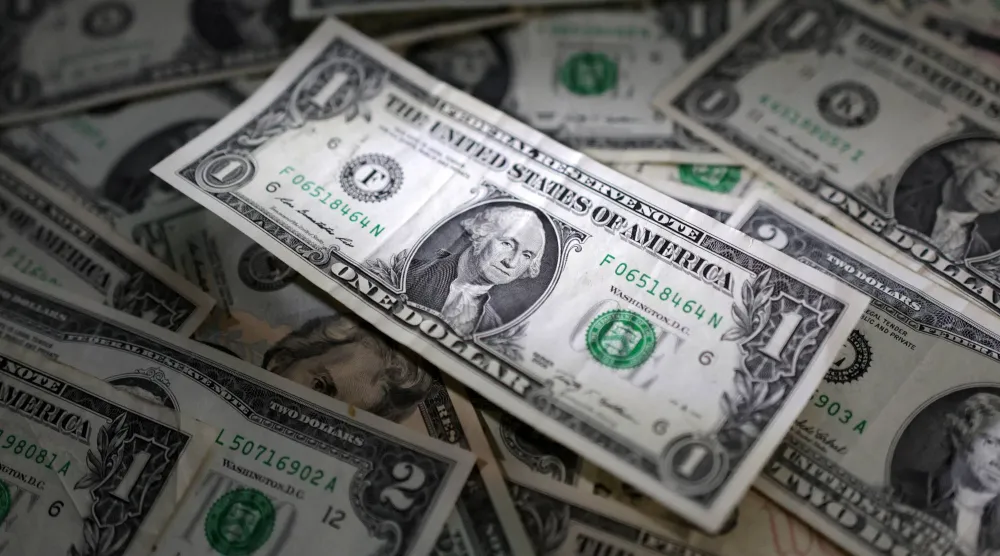أوراق نقدية من الدولار الأميركي (رويترز)