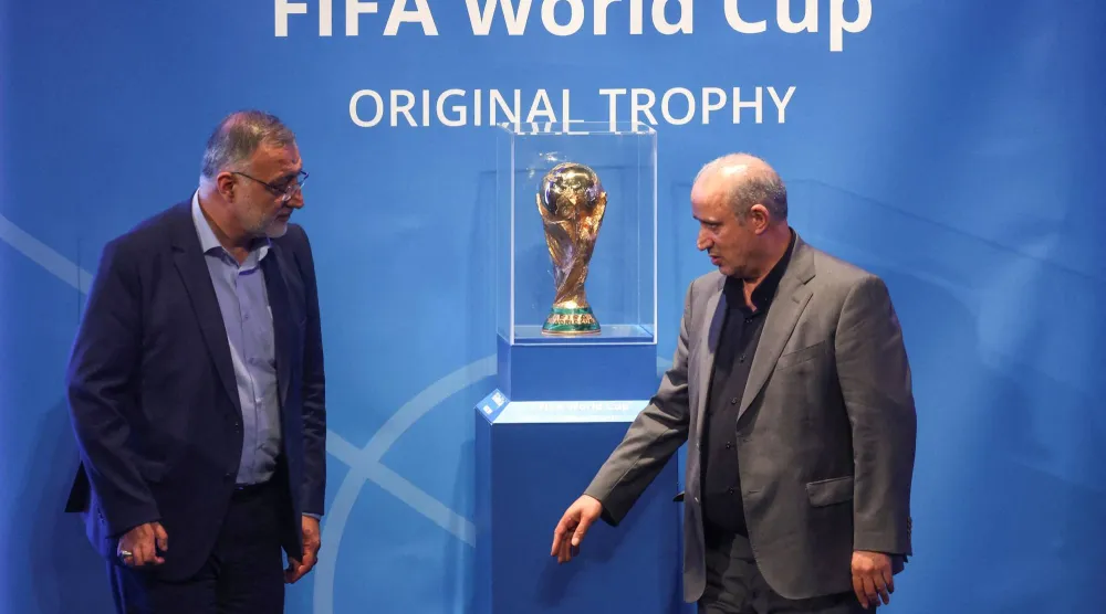 مهدي تاج خلال فعالية أقامها «فيفا» سابقاً (رويترز)
