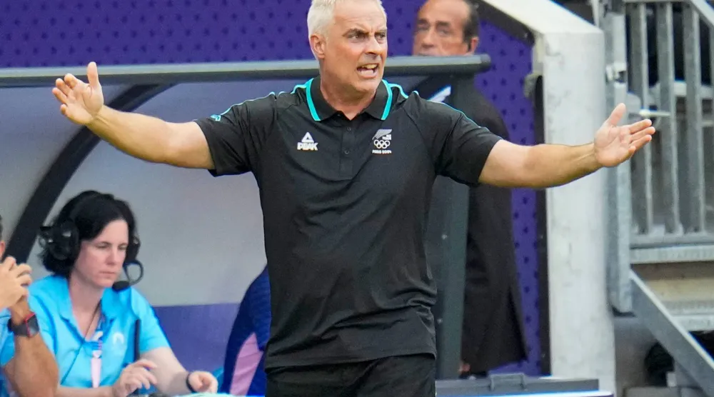 دارين بيزلي مدرب المنتخب النيوزيلندي (أ.ب)