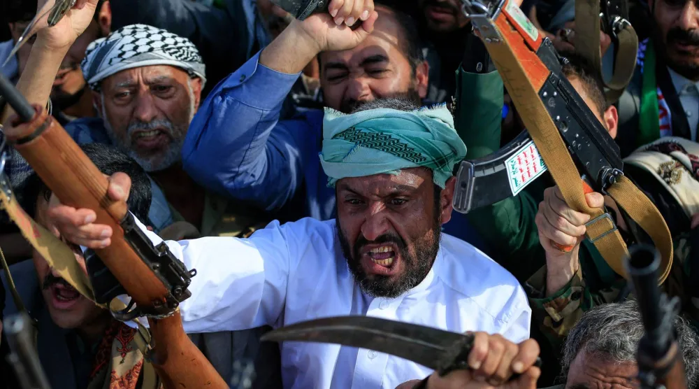أفراد حوثيون خلال حشد في صنعاء للتضامن مع إيران و«حزب الله» اللبناني (أ.ف.ب)