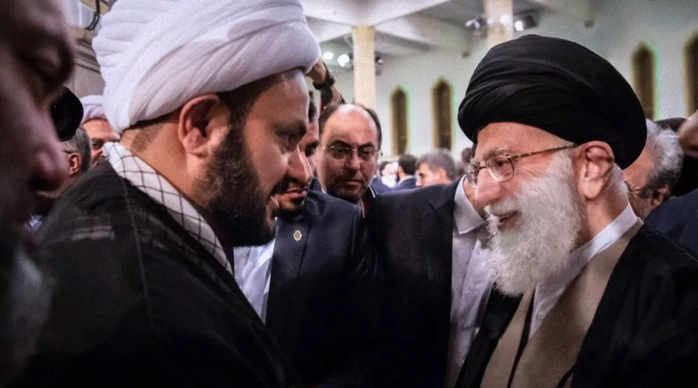 المرشد الإيراني السابق علي خامنئي ورئيس فصيل «النجباء» أكرم الكعبي في طهران خلال ديسمبر 2018 (موقع المرشد)