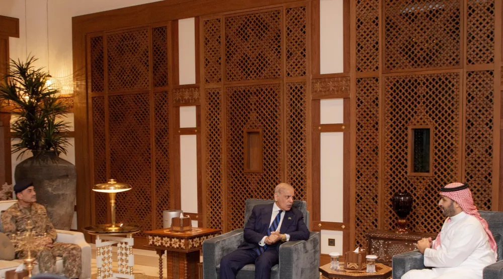 جانب من لقاء ولي العهد السعودي الأمير محمد بن سلمان مع رئيس الوزراء الباكستاني وقائد الجيش في جدة مارس 2026 (واس)
