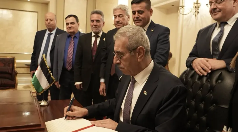 Gazze Yönetimi Ulusal Komitesi Başkanı Ali Şaas, komitenin görev bildirgesini imzalarken (X)