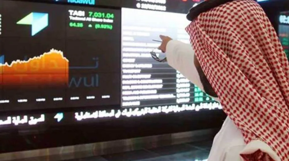 متداول في السوق المالية السعودية (رويترز)