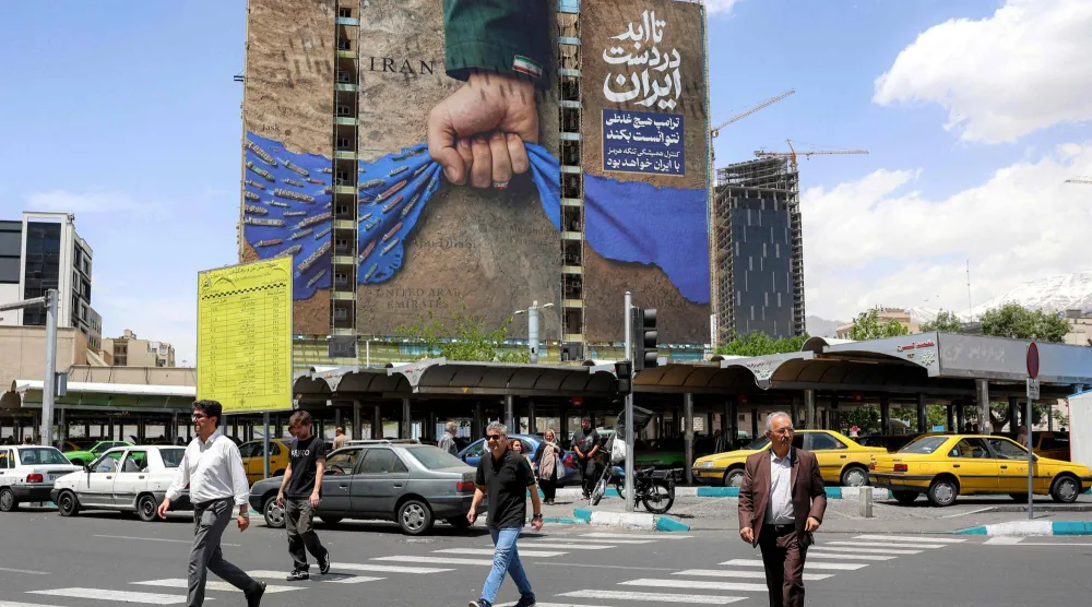 أشخاص يعبرون شارعاً في العاصمة الإيرانية طهران 6 مايو 2026 (أ.ف.ب)