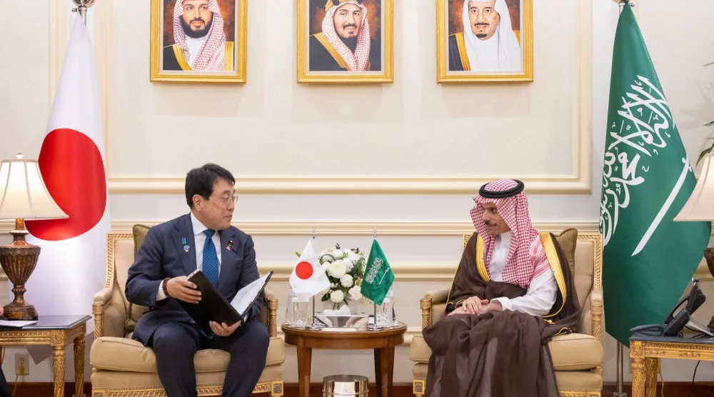 الأمير فيصل بن فرحان وزير الخارجية السعودي خلال استقباله ريوسي أكازاوا وزير الاقتصاد والتجارة والصناعة الياباني (واس)