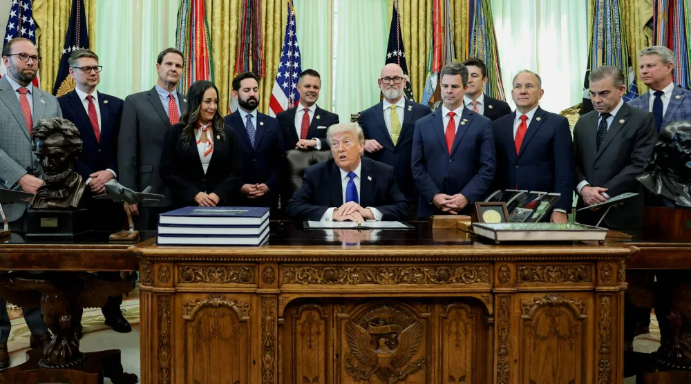 الرئيس الأميركي دونالد ترمب محاطاً بأعضاء جمهوريين من الكونغرس في البيت الأبيض (رويترز)