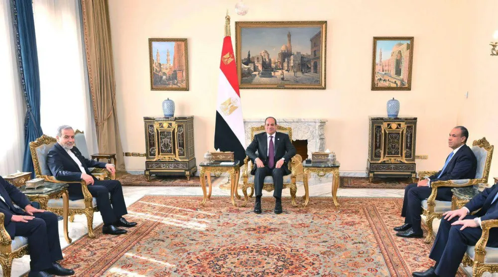 الرئيس المصري عبد الفتاح السيسي خلال لقاء سابق مع وزير الخارجية الإيراني عباس عراقجي (الرئاسة المصرية)