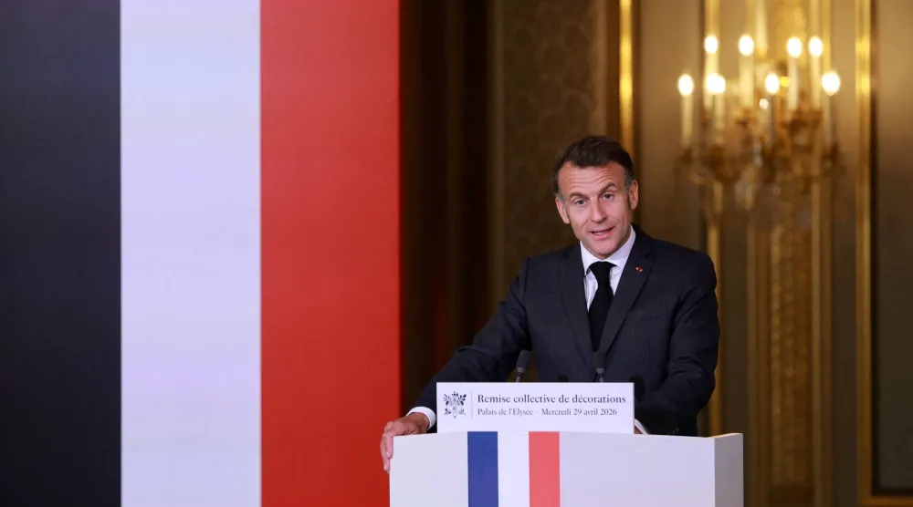 الرئيس الفرنسي إيمانويل ماكرون يلقي خطاباً بقصر الإليزيه في باريس 29 أبريل 2026 (إ.ب.أ)