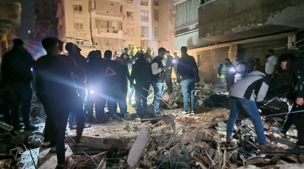 أشخاص متجمّعون في موقع غارة جوية إسرائيلية استهدفت حي حارة حريك في الضاحية الجنوبية لبيروت، 6 مايو 2026 (أ.ف.ب)
