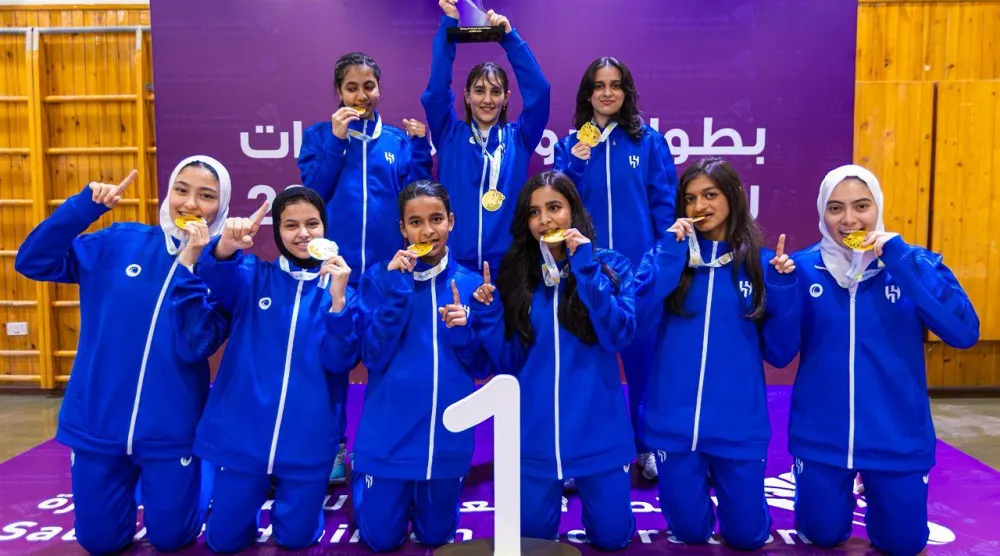 لاعبات فريق الهلال لحظة تتويجهم باللقب (الشرق الأوسط)