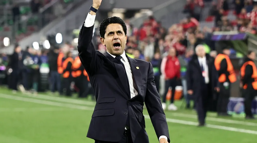 الخليفي يحتفل مع جماهير سان جيرمان بعد بلوغ النهائي الأوروبي (إ.ب.أ)