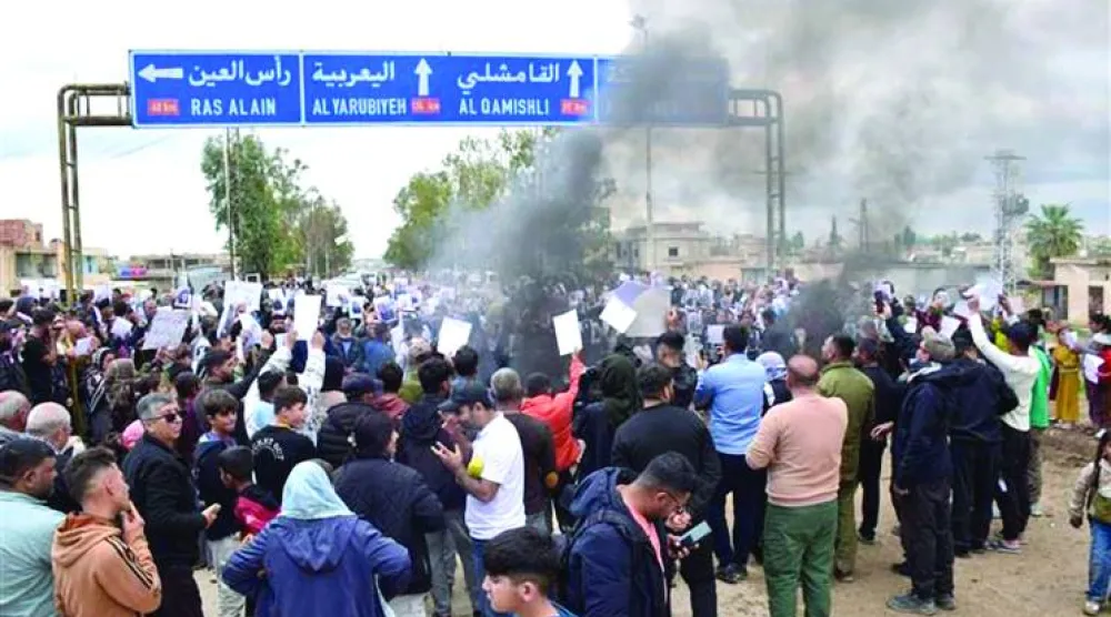 
مظاهرة أهالي المعتقلين عند الطريق الدولي في الحسكة (وكالة هاوار)