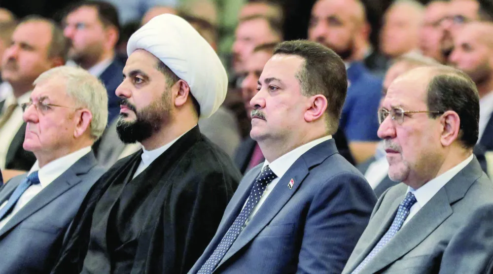 
أرشيفية لرئيس الحكومة العراقية محمد السوداني يتوسط نوري المالكي وقيس الخزعلي خلال اجتماع في بغداد (أ.ف.ب)
