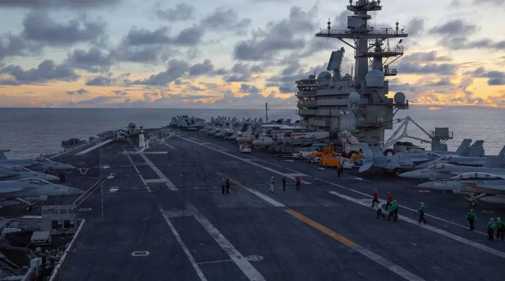 USS George H.W. Bush uçak gemisi Umman (Arap) Denizi yakınlarında seyrederken görülüyor (CENTCOM/AP)