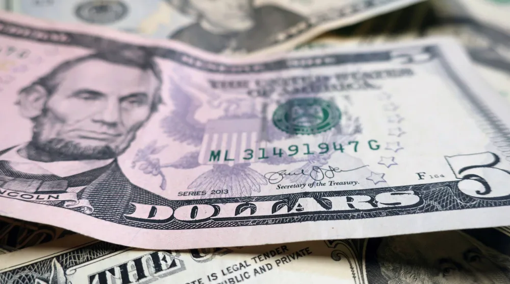 أوراق نقدية من الدولار الأميركي (أ.ب)