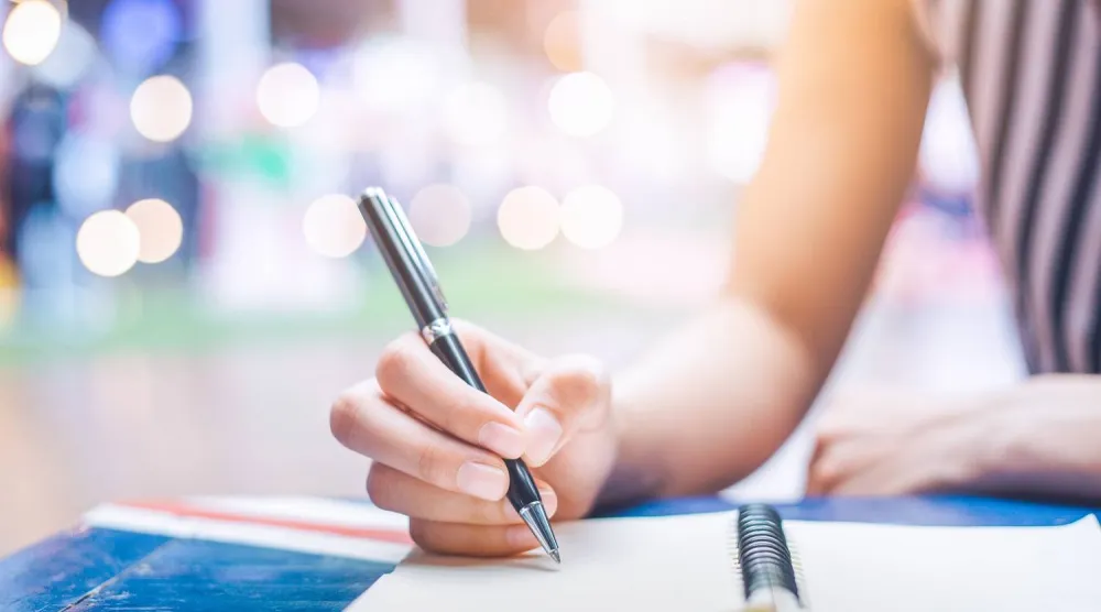 يُنصح بكتابة الأفكار المقلقة بدلاً من تركها تدور في الذهن (جامعة هارفارد)