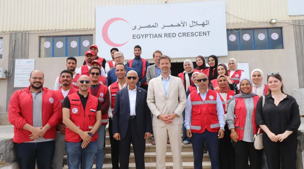 وفد هولندا يزور المخازن اللوجستية التابعة لـ«الهلال الأحمر المصري» بالعريش الخميس (صفحة محافظ شمال سيناء على فيسبوك)