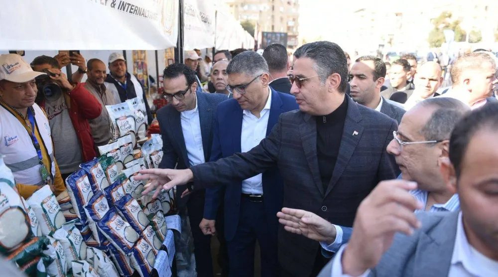 وزير التموين المصري شريف فاروق خلال جولة بإحدى الأسواق (وزارة التموين المصرية)