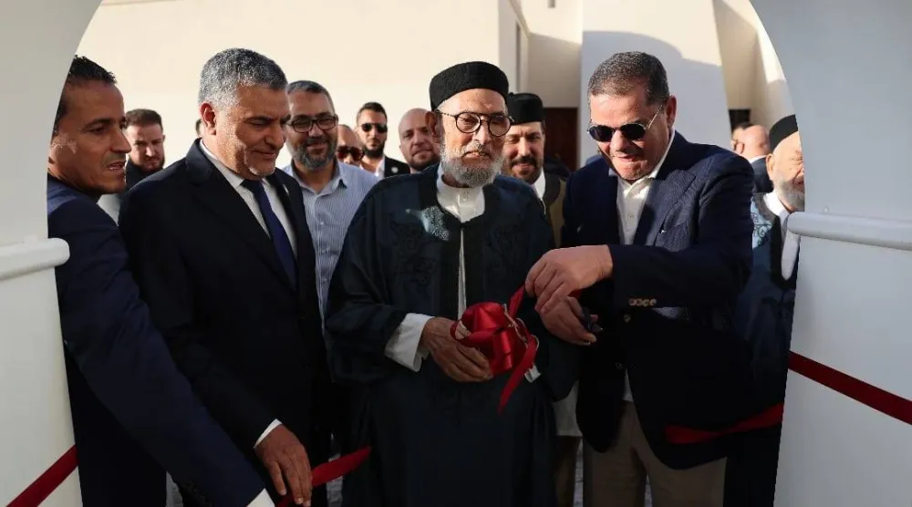 الغرياني يتوسط الدبيبة (إلى اليمين) ومحمد تكالة رئيس المجلس الأعلى للدولة في ليبيا سبتمبر 2024 (مكتب الدبيبة)