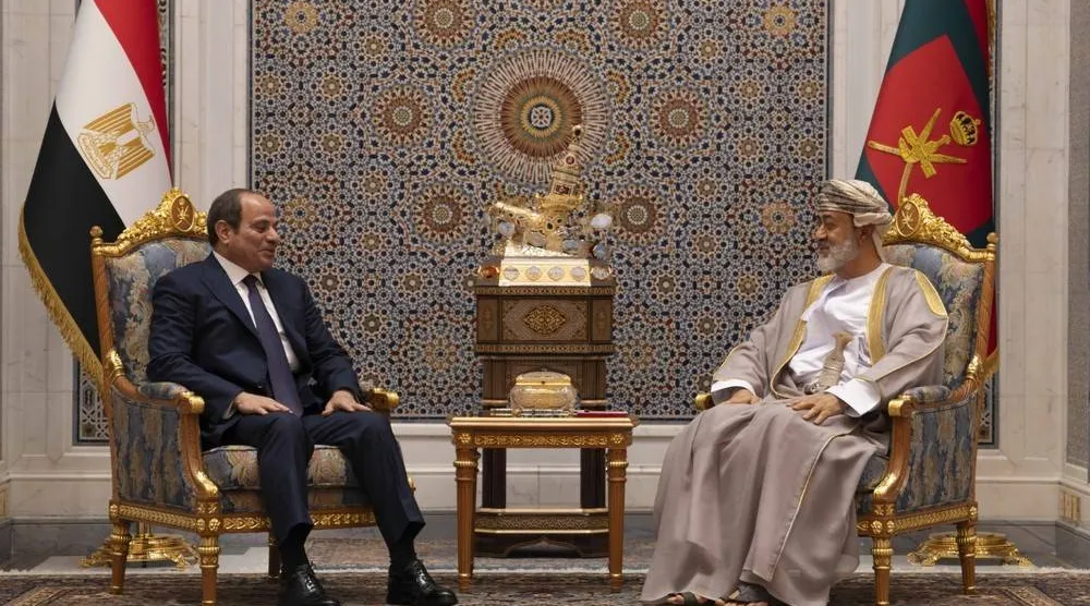 السُّلطان هيثم بن طارق والرئيس المصري عبد الفتّاح السيسي خلال لقائهما الخميس بقصرِ البركةِ في مسقط (العمانية)