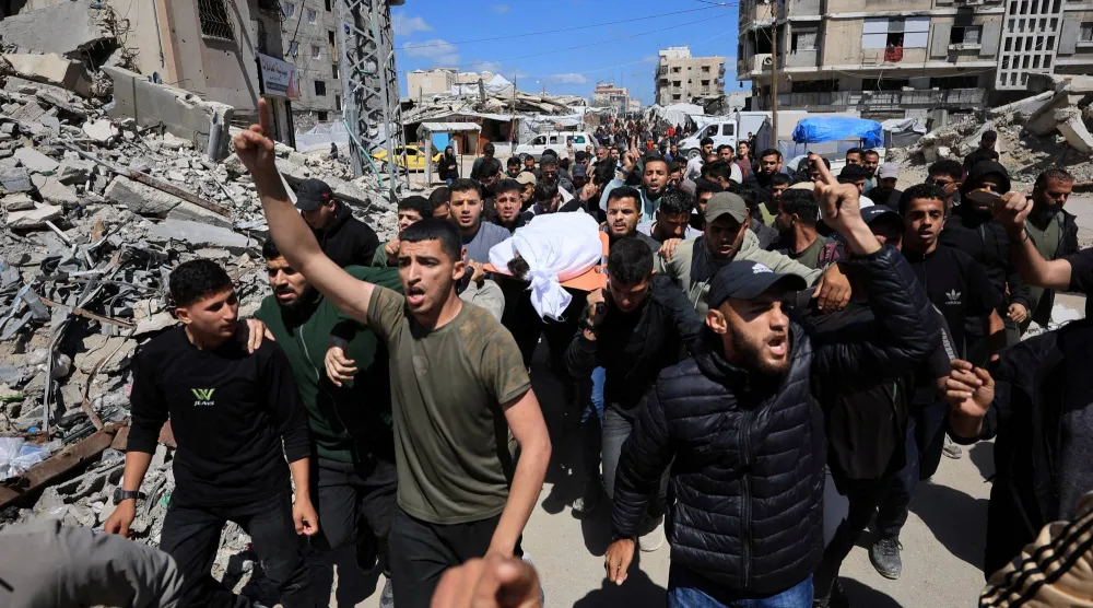 فلسطينيون في مدينة غزة يشيّعون عزام الحية نجل كبير مفاوضي «حماس» يوم الخميس بعد مقتله في هجوم إسرائيلي الأربعاء (رويترز)