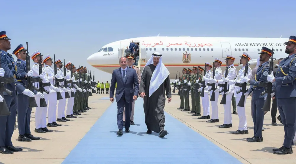 الرئيس الإماراتي أثناء استقبال نظيره المصري الخميس (الرئاسة المصرية)