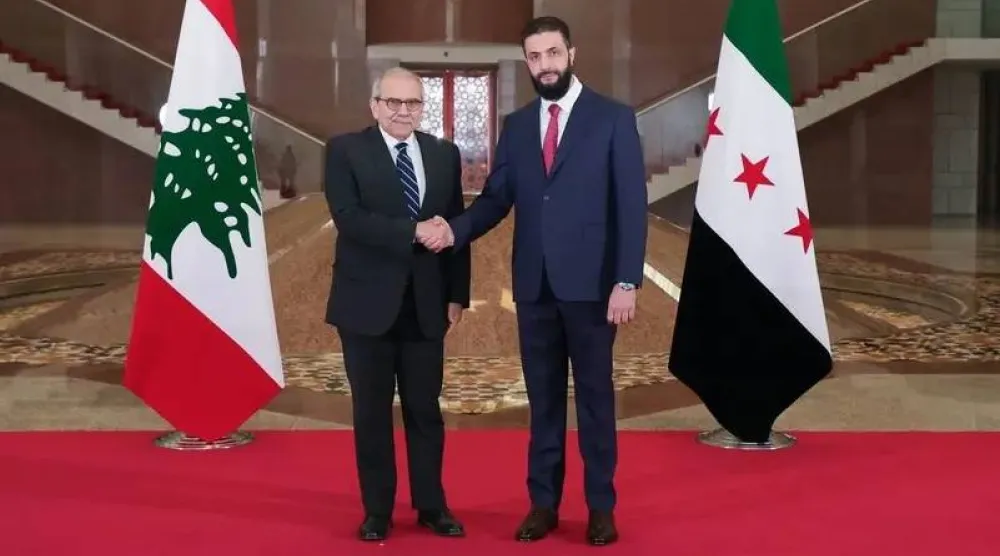 الرئيس السوري أحمد الشرع يستقبل رئيس الحكومة اللبنانية نواف سلام في عام 2025 بدمشق (أرشيفية-أ.ف.ب)