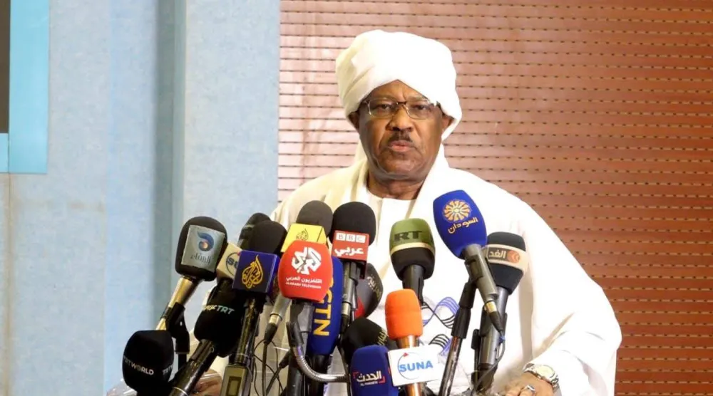 وزير الخارجية السوداني محيي الدين سالم متحدثاً في مؤتمر صحافي بالخرطوم الثلاثاء (سونا)