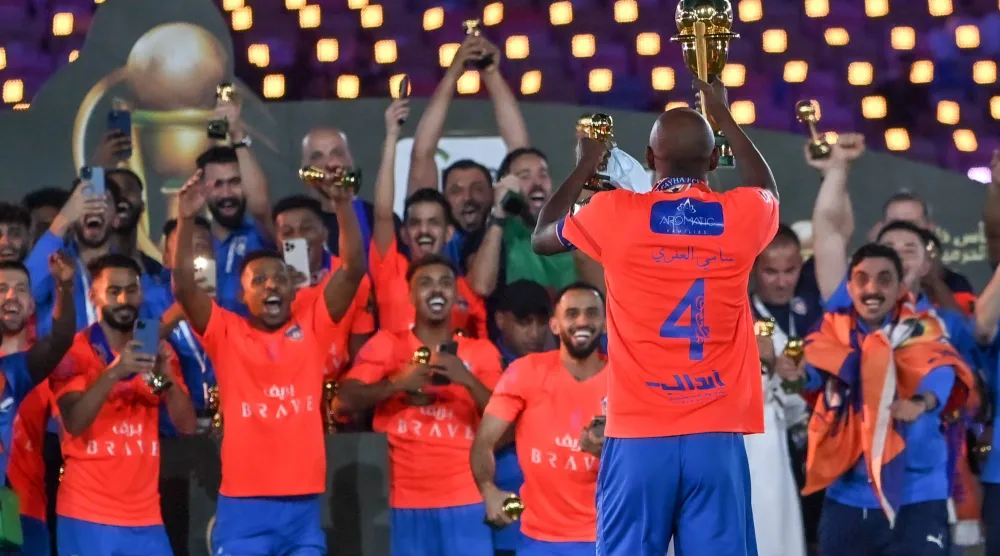 لاعبو الفيحاء خلال احتفاليتهم بلقب كأس الملك عام 2022 (تصوير: علي خمج)