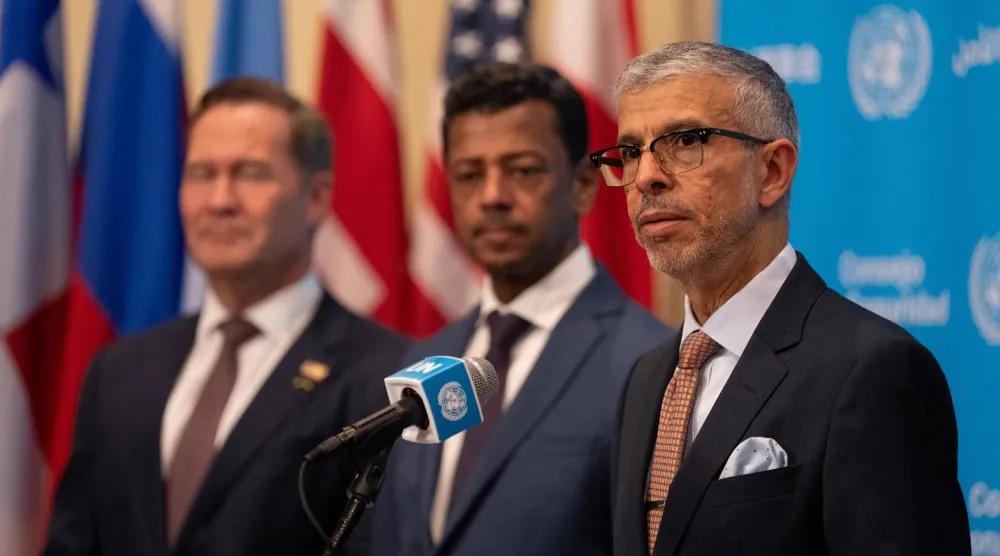 المندوب السعودي الدكتور عبد العزيز الواصل خلال مؤتمر صحافي بمقر الأمم المتحدة في نيويورك الخميس (رويترز)