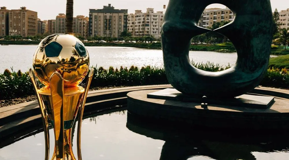 كأس الملك في لقطة بجانب أحد المعالم السياحية بجدة (الشرق الأوسط)