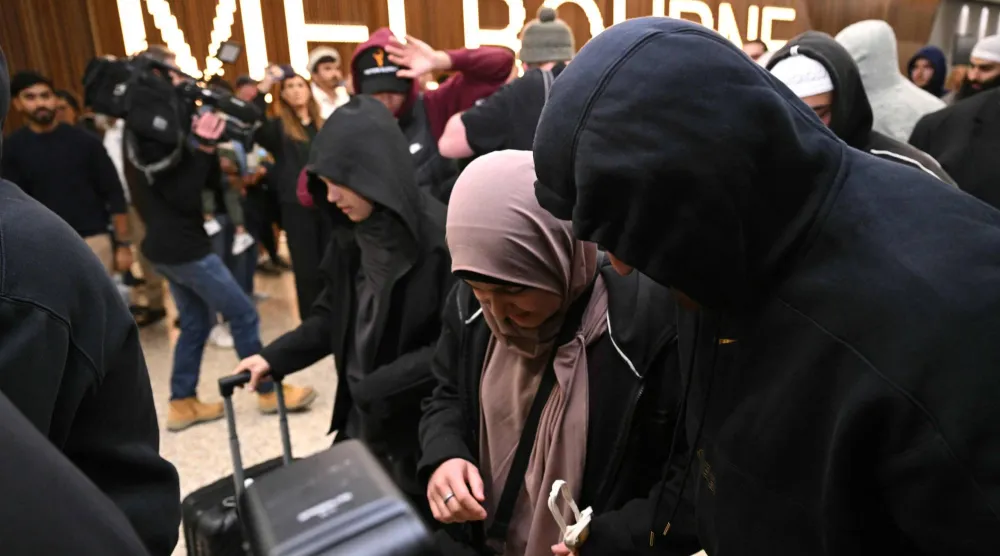 سيدة عادت إلى أستراليا بعد 10 سنوات من مخيم روج في شمال شرق سوريا حيث كانت عالقة منذ سقوط داعش لحظة خروجها من مطار ملبورن (أ.ف.ب)