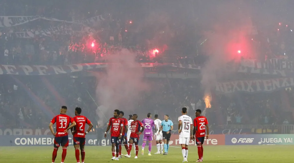 شغب الجماهير ألغى مباراة إندبندينتي ميديلين الكولومبي وضيفه فلامنغو البرازيلي (إ.ب.أ)