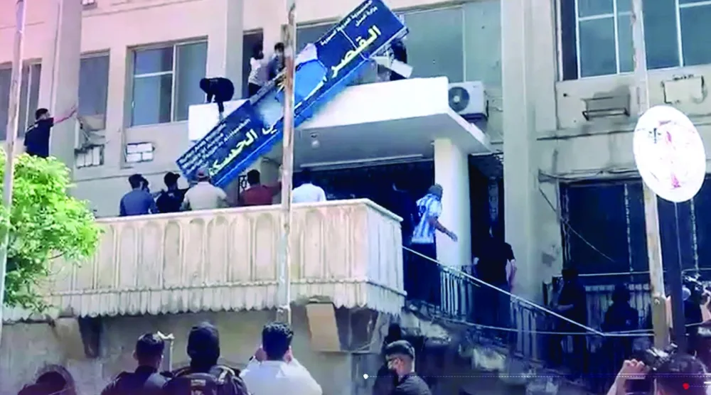 إنزال اللوحة التعريفية بعد الهجوم على قصر العدل في الحسكة لأنها لم تتضمن اللغة الكردية الخميس (ولات)